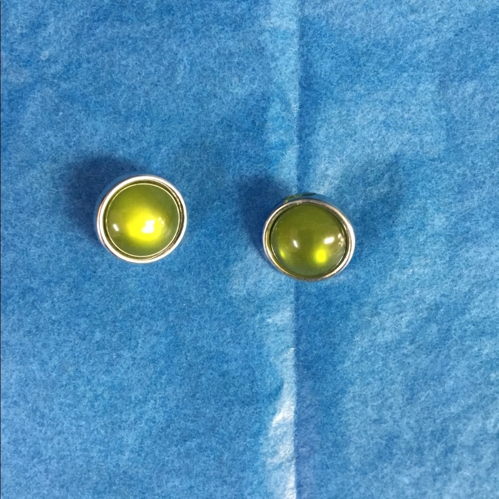 Pair of 12mm avocado snap buttons